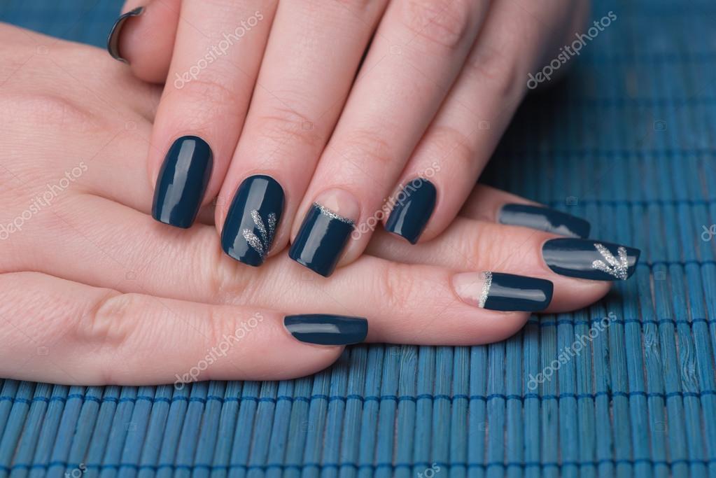 Lindas mãos femininas com manicure francesa na toalha azul fotos de stock,  imágenes de Lindas mãos femininas com manicure francesa na toalha azul sin  royalties | Depositphotos