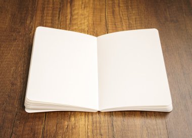 ahşap masa üzerine kadar sahte kitap