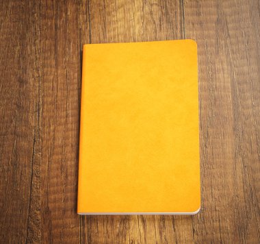 ahşap masa üzerine kadar sahte kitap