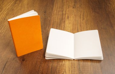 Katalog, dergi boş, sahte ahşap arka plan üzerinde kitap