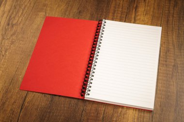 Ahşap bir masa üzerine not defteri