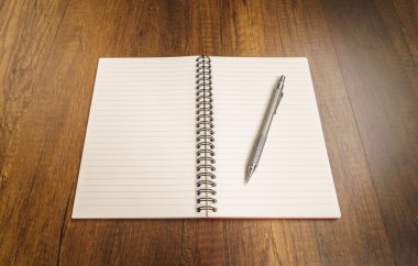 Defter kalem üstünde okul sırası ile