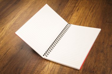 Ahşap bir masa üzerine not defteri