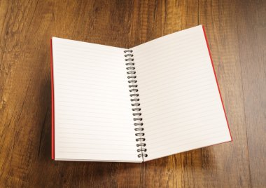 Ahşap bir masa üzerine not defteri