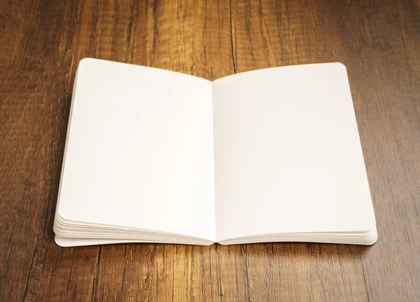 ahşap masa üzerine kadar sahte kitap