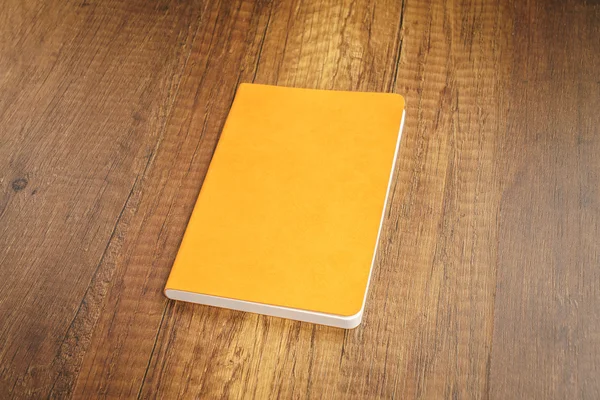 Makieta książki na drewnianym stole — Zdjęcie stockowe