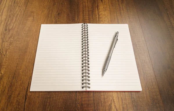 Defter kalem üstünde okul sırası ile