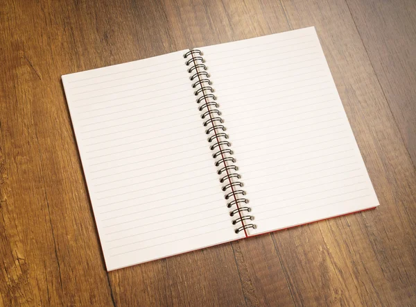 Ahşap bir masa üzerine not defteri