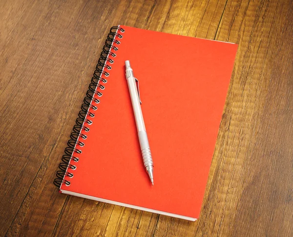 Cuaderno con pluma en el escritorio — Foto de Stock