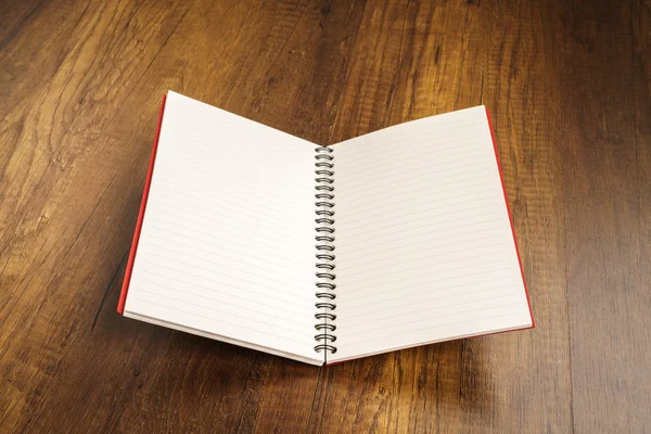 Ahşap bir masa üzerine not defteri