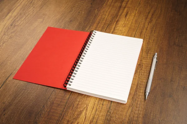 Cuaderno con pluma en el escritorio —  Fotos de Stock