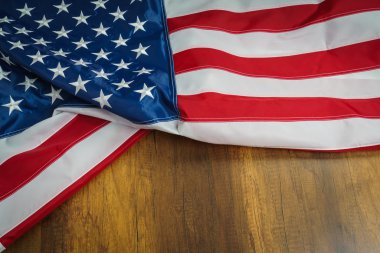 Ahşap masa üzerinde Amerikan bayrağı