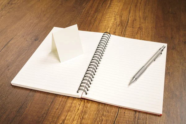 Caderno com caneta na mesa — Fotografia de Stock