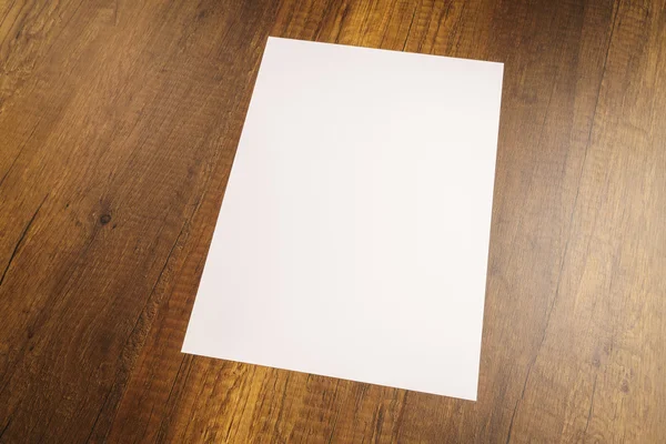ウッド テクスチャに白いテンプレート用紙 — ストック写真