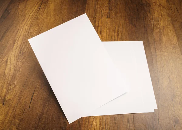 Белая шаблонная бумага на текстуре дерева — стоковое фото