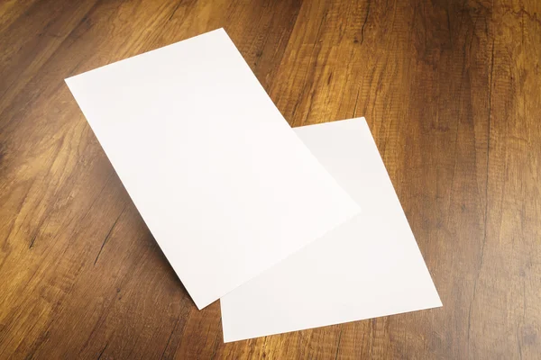 Weißes Schablonenpapier auf Holzstruktur — Stockfoto