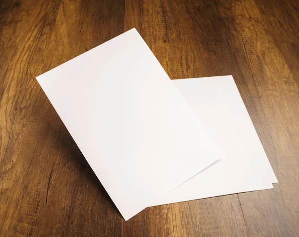 Білий шаблонний папір на текстурі дерева — стокове фото