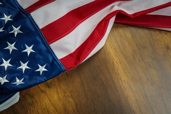 Bandeira americana na mesa de madeira — Fotografia de Stock