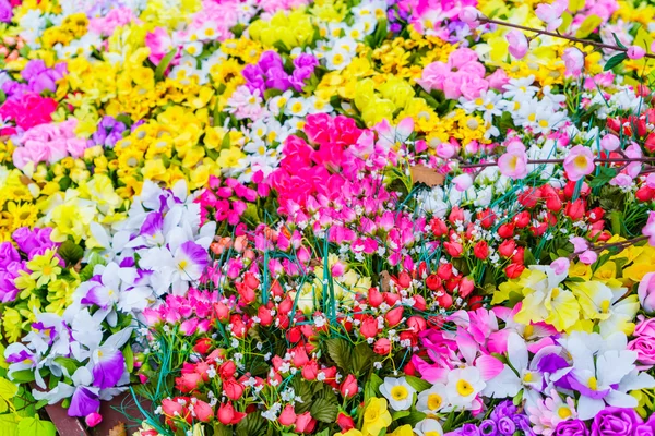 Искусственные цветы — стоковое фото