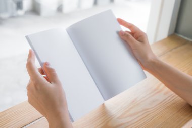 ahşap masa üzerinde boş açık kitap