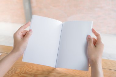 ahşap masa üzerinde boş açık kitap