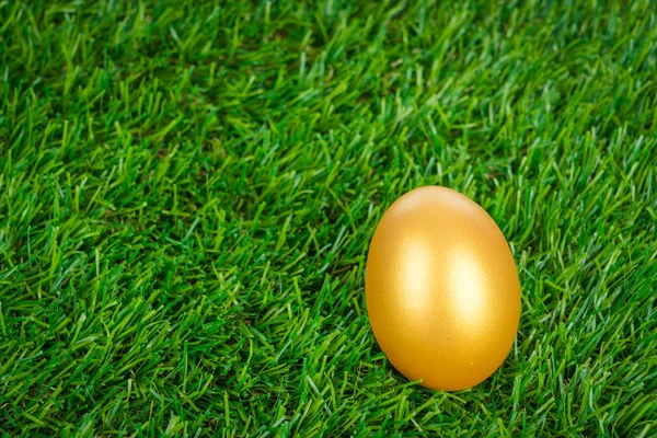 Золотое пасхальное яйцо — стоковое фото