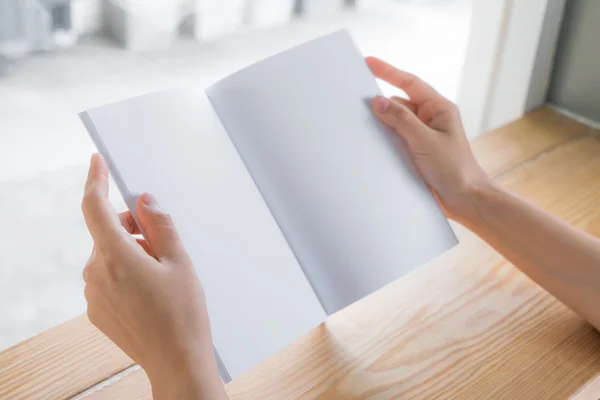 Empty opened book on wooden table — Stock Photo, Image