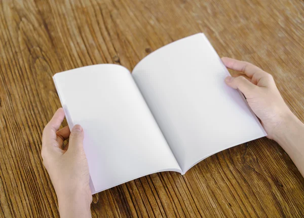 Libro aperto vuoto su tavolo di legno — Foto Stock