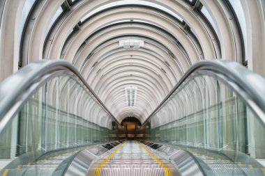 Modern binada yürüyen merdiven