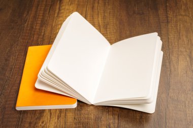 Katalog, dergi boş, sahte ahşap arka plan üzerinde kitap