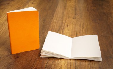 Katalog, dergi boş, sahte ahşap arka plan üzerinde kitap