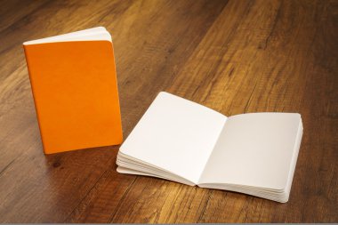 Katalog, dergi boş, sahte ahşap arka plan üzerinde kitap