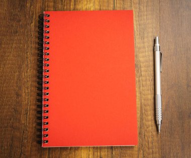 Defter kalem üstünde okul sırası ile