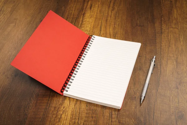 Caderno com caneta na mesa — Fotografia de Stock