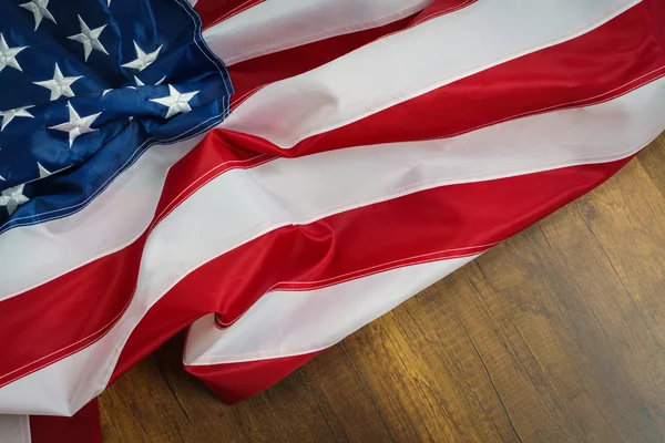 Bandeira americana na mesa de madeira — Fotografia de Stock