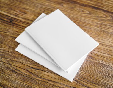 Katalog, dergi boş, sahte ahşap arka plan üzerinde kitap