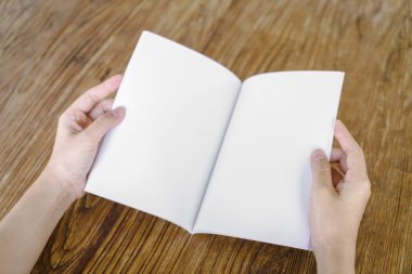 ahşap masa üzerinde boş açık kitap