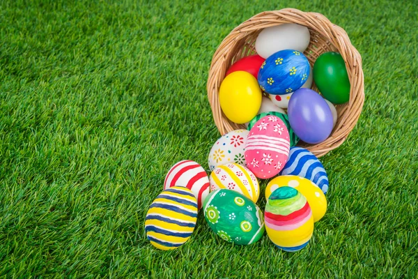 Húsvéti tojás füvön — Stock Fotó