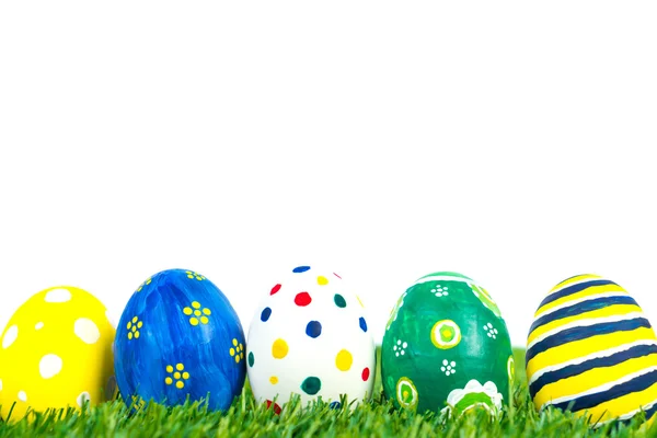 Coloridos huevos de Pascua en la hierba —  Fotos de Stock