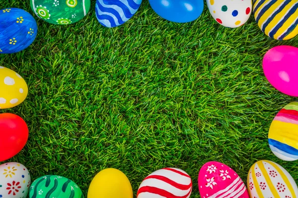 Uova di Pasqua variopinte su erba — Foto Stock