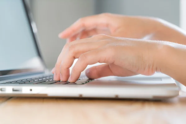 Mujer de negocios escribiendo —  Fotos de Stock