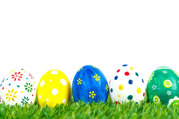 Színes húsvéti tojás a fűben — Stock Fotó