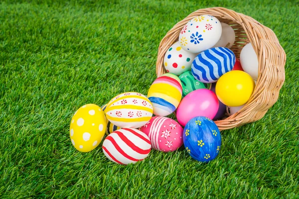 Huevos de Pascua en la hierba — Foto de Stock