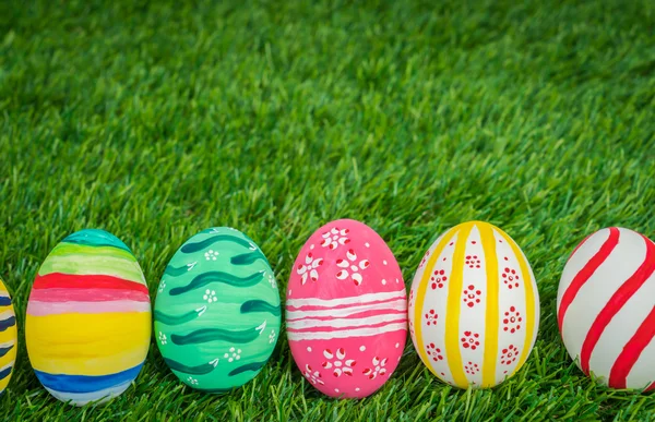 Coloridos huevos de Pascua en la hierba — Foto de Stock