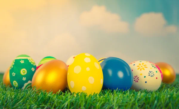 Uova di Pasqua variopinte su erba — Foto Stock