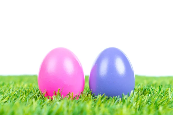 Цветные пасхальные яйца на траве — стоковое фото