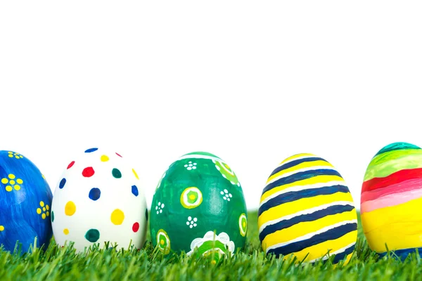 Coloridos huevos de Pascua en la hierba — Foto de Stock