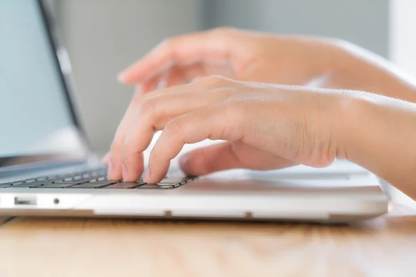 Mujer de negocios escribiendo —  Fotos de Stock