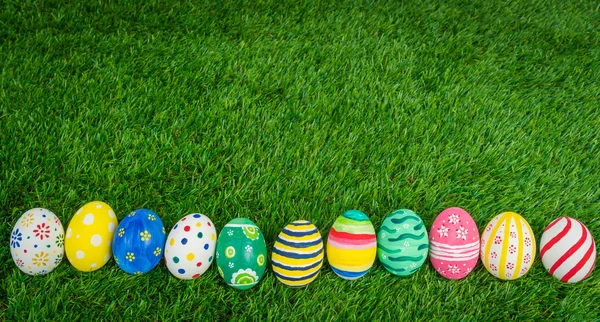 Coloridos huevos de Pascua en la hierba — Foto de Stock