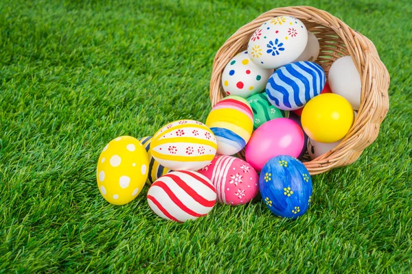 Oeufs de Pâques sur l'herbe — Photo